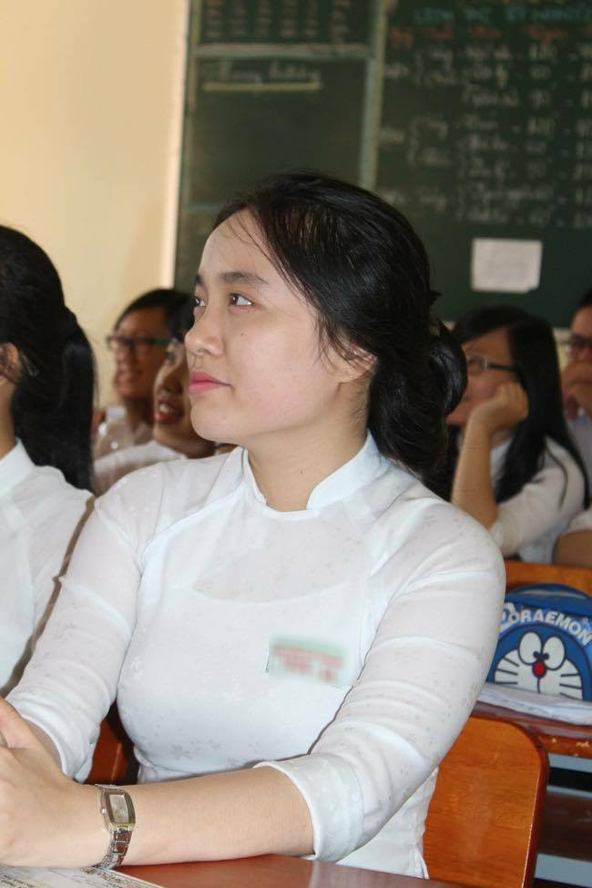 Hà Trúc, là hot girl Việt đã quen thuộc trong giới trẻ. Bên cạnh đó, câu chuyện 20 tháng giảm cân ngoạn mục của nàng mẫu lookbook đã trở thành nguồn động lực cho rất nhiều cô gái. Tuy nhiên, nhiều người vẫn chẳng tưởng tượng được thời gian cấp 3 cô nàng xinh đẹp này đã từng ra sao cho tới khi những bức ảnh cũ của Hà Trúc bị dân mạng "hỏi thăm".