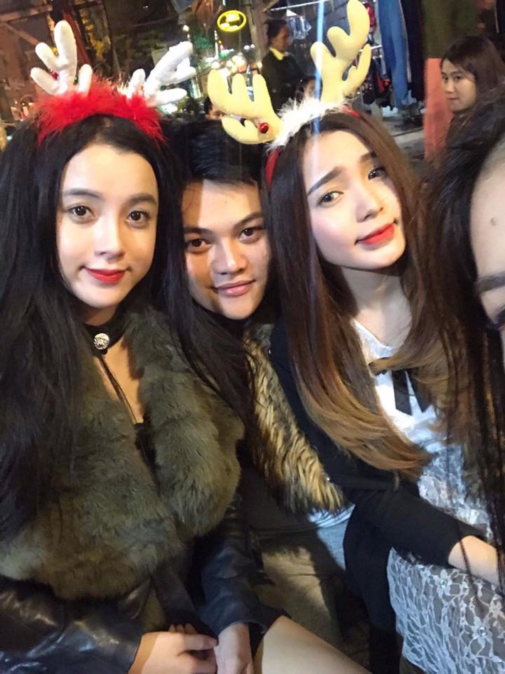Hai bạn nữ xinh đẹp đội chiếc bờm tuần lộc được cách điệu tranh thủ ghi lại những hình ảnh đáng nhớ với cậu bạn thân.