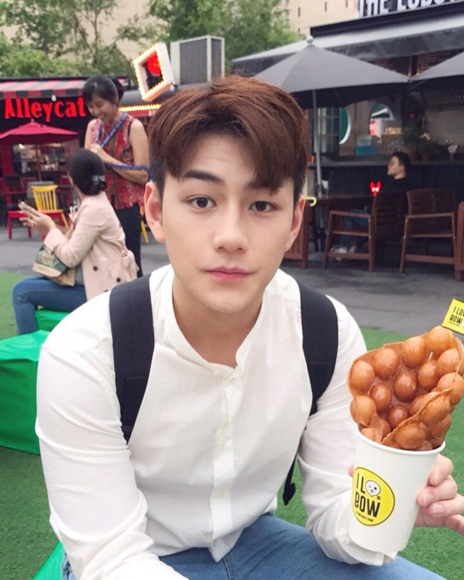 Bất ngờ xuất hiện trên một fanpage của hội thích ngắm trai đẹp châu Á, chàng trai đẹp Hong Kong tên là Ngụy Tuấn Sênh, tên tiếng Anh là Jeffrey Ngai bất ngờ trở thành tâm điểm chú ý của các chị em trên mạng xã hội nhờ vẻ ngoài điển trai mang dáng dấp của một "soái ca". Ảnh trong bài: Instagram nhân vật.