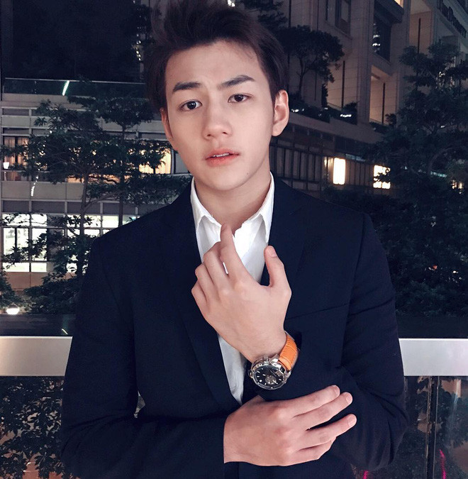Tuy nhiên, nếu quan sát trang cá nhân của anh chàng điển trai Hong Kong này, các bạn có thể dễ dàng nhận ra, anh chàng này là "hoa đã có chủ" và các chị em chớ dại để "đập chậu cướp hoa".