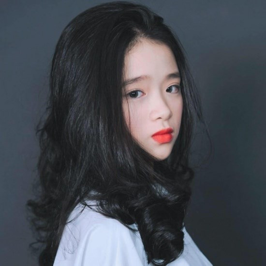 Chưa hết, ngoài việc tổ chức offline với fan tại Sài Gòn lẫn Hà Nội, Linh Ka lấn sân vào showbiz bằng những clip cover theo dạng Parody vô cùng lố lăng, nhạt nhẽo. Theo nhiều dân mạng điều tra, đứng đằng sau cô bé sinh năm 2000 này là một đội ngũ truyền thông chỉ đường vẽ lối mang tên Anh Gấu.