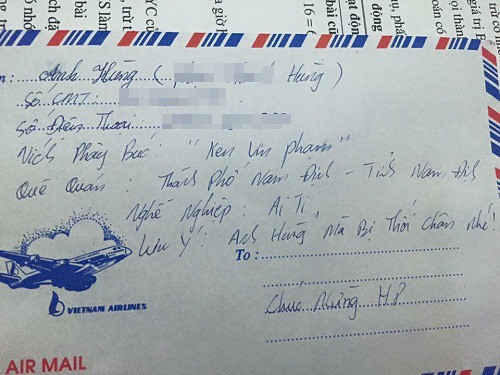 Tranh cho chủ tiệc quên mình, anh bạn tên Hùng còn ghi rõ cả họ tên, số chứng minh thư, số điện thoại di động, nickname Facebook, quê quán.
