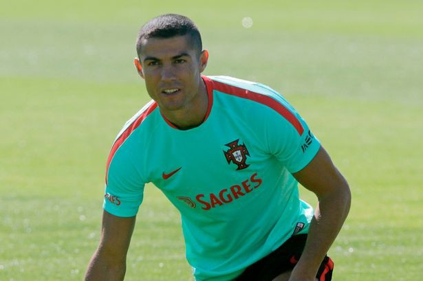 M.U chào giá khủng để mua lại C.Ronaldo: Trong một diễn biến mới nhất, đội bóng nửa đỏ thành Manchester sẵn sàng tung ra một số tiền khủng để có được sự phục vụ trở lại của tiền đạo Cristiano Ronaldo. Hôm qua, nhật báo A Bola ở Bồ Đào Nha loan tin, cả MU lẫn PSG sẵn sàng chồng 180 triệu Euro (tương đương 157 triệu bảng) nhằm lôi kéo Ronaldo. Ảnh: Euro2016.com