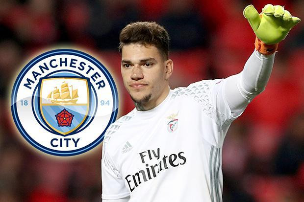 Man City tiếp tục có bom tấn: Sau nhiều ngày chờ đợi, thủ thành Ederson Moraes cũng đã chính thức ký hợp đồng ra mắt Manchester City. Ở đội bóng mới, anh sẽ mặc áo số 34 và nhiều khả năng sẽ là người bắt chính cho Man City ở Ngoại hạng Anh mùa tới. Ảnh: Mirror