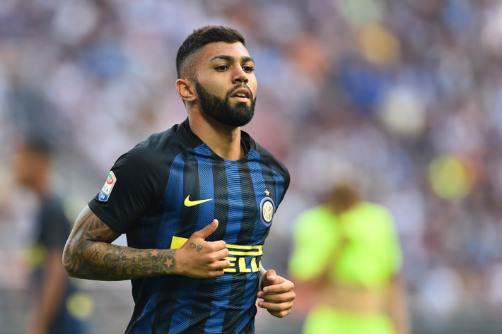 Mourinho giải cứu Gabigol: Tiền đạo Gabriel Barbosa từng được MU theo đuổi trong mùa hè 2016. Tuy nhiên, “Gabigol” đã đến Inter Milan trong bản hợp đồng 5 năm. Dù vậy, mùa giải đầu tiên của chân sút người Brazil tại Giusseppe Meazza thực sự tồi tệ và hiện chân sút mới 20 tuổi này sắp bị đày ải đến Las Palmas dưới dạng cho mượn. Ngay lập tức Mourinho trở lại và dự tính đưa Gabigol về Old Trafford làm nhân tố dự bị chiến lược cho hàng công. Ảnh: Goal