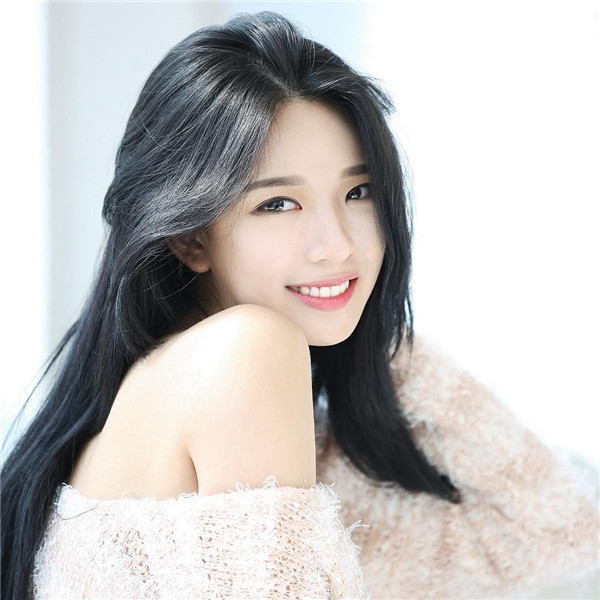Hàn Quốc được cho là kho tàng sở hữu vô vàn những cô gái xinh đẹp. Nhưng đa phần họ đều hao hao giống nhau và không phải ai cũng sở hữu vẻ đẹp "thần tiên tỷ tỷ" như cô gái 9X có tên Sia Lee. Ảnh trong bài: Facebook nhân vật.
