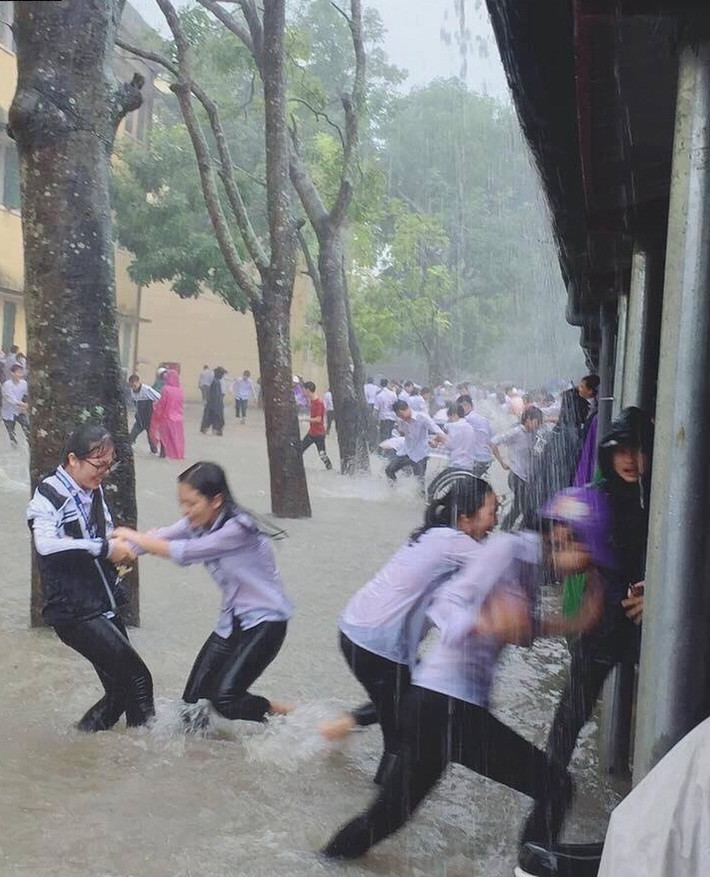 Tuy nhiên, dưới loạt ảnh tắm mưa trên nhiều dân mạng bình luận rằng: "Biết tắm mưa là rất vui, nhưng các bạn nên nghĩ tới sức khỏe và trang phục, đặc biệt là các bạn nữ. Chứ nhìn như này đau mắt lắm".