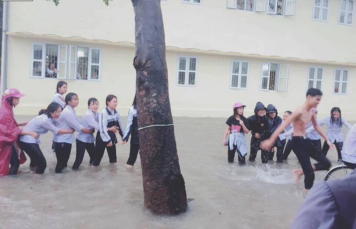 Rất nhiều những trò chơi được các nhóm học sinh nghĩ ra khi tắm mưa như kéo co, đuổi bắt, thi lội nước... Trong khi đó, một số học sinh khác do sợ ướt, cảm lạnh nên vẫn đứng trong lớp nhìn bạn bè và cổ vũ.