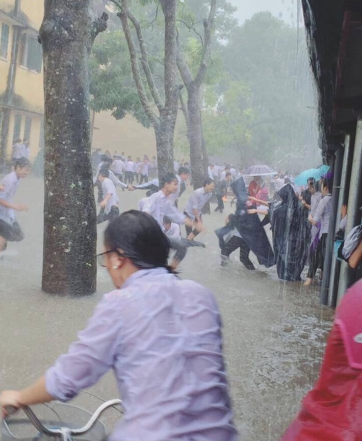 Tranh thủ lúc miền Bắc đang trong những ngày hứng chịu đợt mưa gió của hoàn lưu áp thấp nhiệt đới, các bạn học sinh đã tranh thủ cho màn tắm mưa tập thể của mình.
