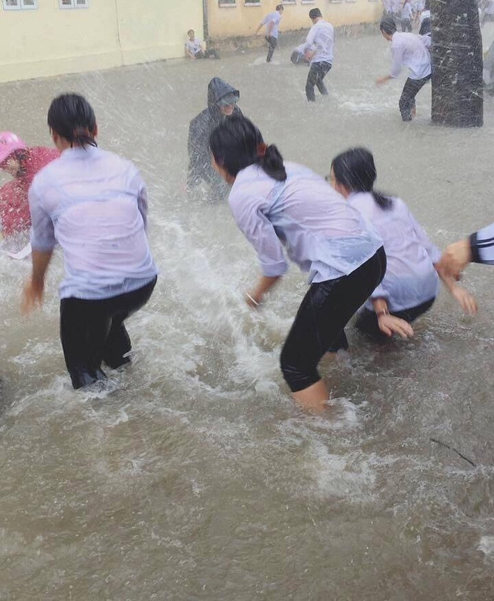 Không chỉ có các nam sinh mà những nữ sinh cũng vô cùng hào hứng tắm mưa. Dù biết rằng người sẽ "ướt như chuột lột" nhưng các cô, cậu học trò vẫn vô tư dầm mưa.