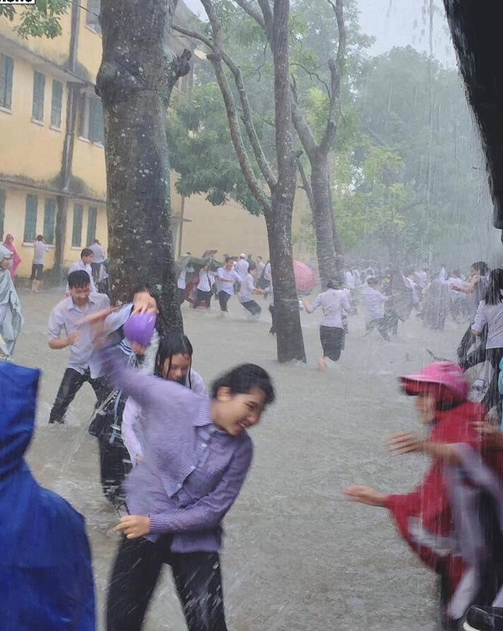Tuy nhiên, đứng trốn trong lớp cũng không thể thoát được sự níu kéo của bạn bè và nhập cuộc chơi.