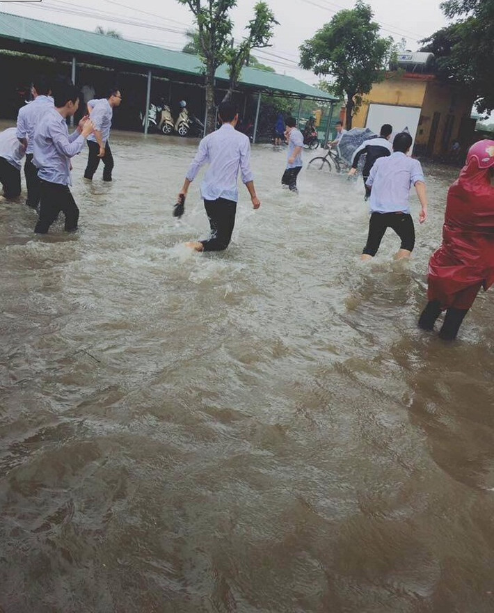 Bên cạnh những ý kiến trái chiều vẫn còn đó những ý kiến hoài niệm rằng ngày xưa họ cũng đã một thời như thế, cởi trần tắm mưa và đặc biệt vui hơn là hắt nước để cho những đứa bạn sợ mưa ướt cùng. Ảnh trong bài: Beat.vn.