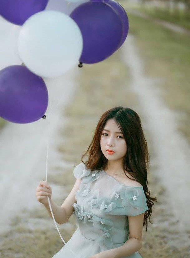 Sở thân hình thon gọn với 3 vòng cân đối, gương mặt sáng với ngũ quan chỉnh tề và điểm nhấn là đôi môi hồng chúm chím, Phương Thảo không khó để chiếm được thiện cảm của những người đối diện.