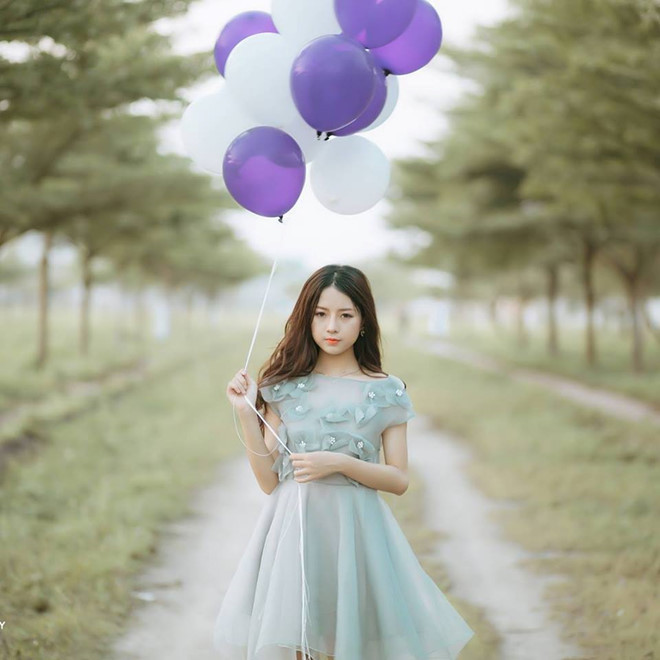 Theo tìm hiểu, cô gái gây sốt mạng bằng bộ đồng phục cảnh sát cứu hỏa trên có tên Nguyễn Phương Thảo 18 tuổi, quê Đắk Lắk. Hiện, nữ sinh học tại Trung tâm Huấn luyện Hàng không, chuyên ngành An ninh Truyền thông.