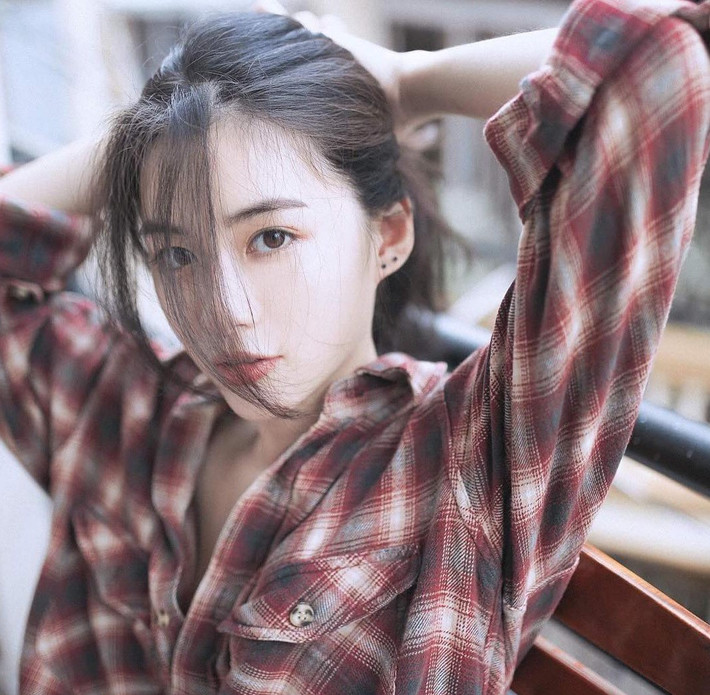 Vi Nguyễn (sinh năm 1996), đang theo học ngành Kế toán tại ĐH Hoa Sen. Cô bạn này cũng được nhiều người biết tới thông qua những bức ảnh cực đẹp được chia sẻ trên MXH.