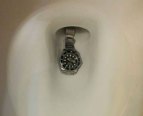 ''Đây không phải là cái Rolex tôi muốn, vì thế tôi sẽ giật nước nó'trôi đi"