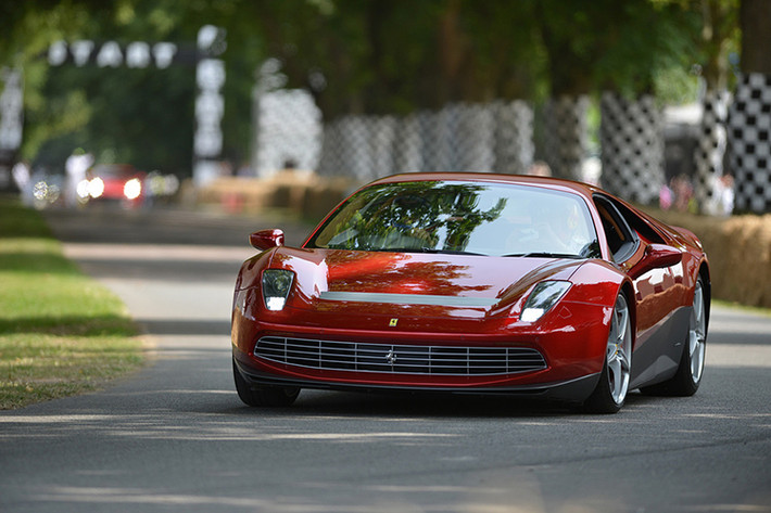 “SP” là từ viết tắt của Special Project và “EC” là viết tắt của Eric Clapton. Pininfarina và Ferrari chỉ nâng cấp một vài chi tiết bên ngoài như hạ thấp thân xe, tông màu đỏ/đen, cánh gió cố định ở phía sau… Toàn bộ khung gầm, động cơ và các chi tiết còn lại đều lấy từ 458 Italia.