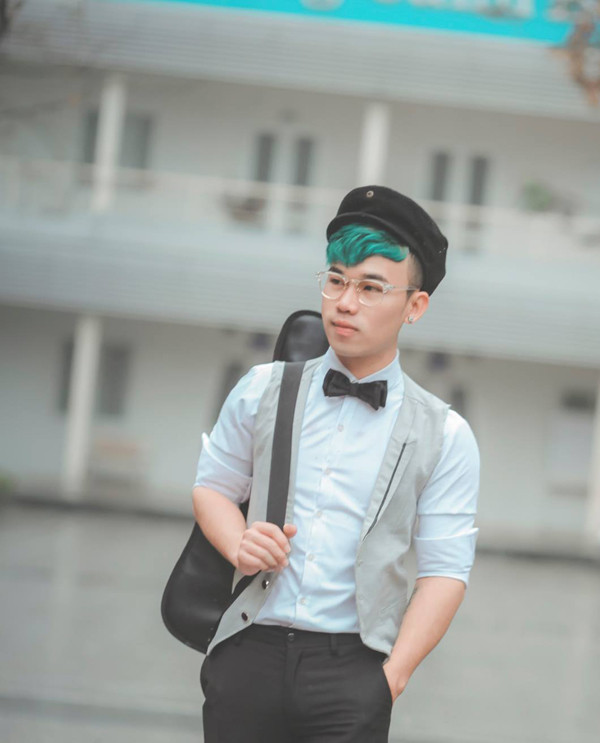 Với niềm đam mê với thời trang từ bé, chàng trai 9X Thanh Hóa đã khiến nhiều người phải ngưỡng mộ với tài năng của mình khi trở thành thủ khoa của khoa thời trang Đại học Hòa Bình với bộ thời trang được thiết kế từ rác thải. Ảnh trong bài: FBNV