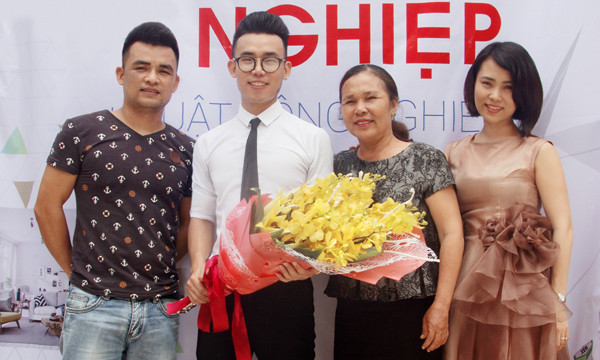 Ngoài ra cậu bạn cũng chia sẻ, trong tương lai mong muốn sẽ trở thành một chuyên viên tư vấn và thiết kế cho khách hàng. Đồng thời sẽ phấn đấu mỗi năm cho ra đời một bộ sưu tập mang đậm dấu ấn của bản thân. Ảnh trong bài: FBNV