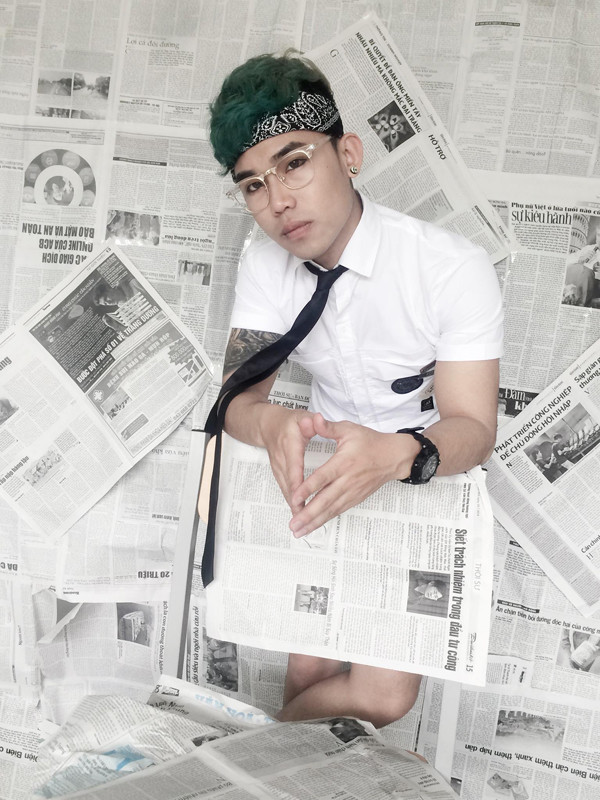 Chỉ bằng những vật dụng bỏ đi như sách báo cũ, túi ni-long, bao bì, Thực Tuti đã biến tất cả thành bài tốt nghiệp thời trang chất lừ khiến nhiều người thán phục.