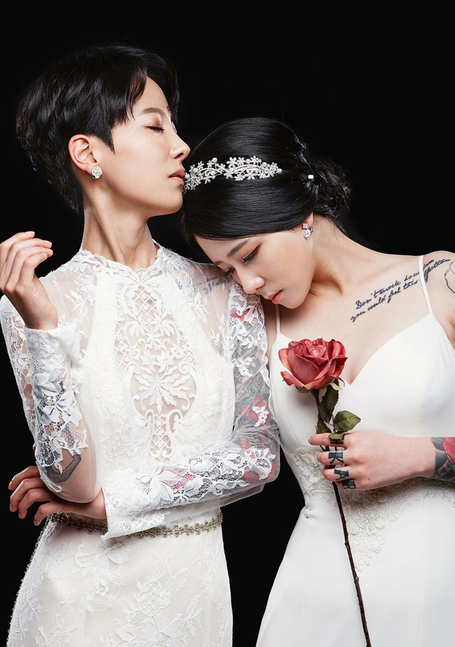 Lee Hana và Kim Kyung Eun là nhân vật vừa qua được dân mạng Hàn Quốc cũng như châu Á hết sức chú ý, kể từ khi công khai câu chuyện tình của được chú ý và chúc phúc rất nhiều, có lẽ bởi hai nhân vật chính trong câu chuyện rất đẹp đôi, cũng có lẽ bởi tình yêu của họ vô cùng đáng ngưỡng mộ.