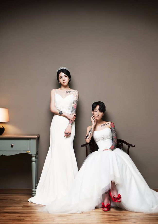 Lee Hana năm nay 23 tuổi, hiện đang là nhà sản xuất multimedia, trong khi Kim Kyung Eun 21 tuổi lại là chuyên gia trang điểm kiêm thiết kế hình xăm cũng như sản xuất phim ngắn về thời trang.