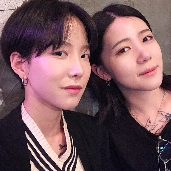 Vẻ đẹp nữ tính của cặp đôi đồng tính nữ Lee Hana và Kim Kyung Eun khiến nhiều người ngưỡng mộ. Số khác thì lại tiếc nuối và thốt lên rằng "Gái đẹp đã ít mà họ còn yêu nhau".