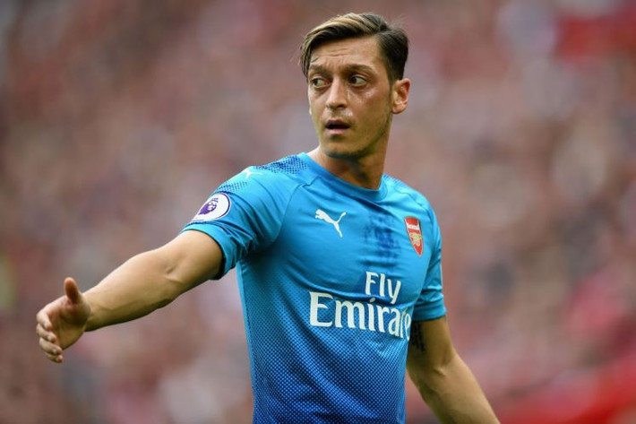 Arsenal bán Mesut Ozil 20 triệu bảng: Theo The Sun, Arsenal chuẩn bị bán Mesut Ozil vào tháng Giêng, thay vì để "mất trắng" tiền vệ người Đức khi hợp đồng đôi bên sẽ kết thúc vào hè 2018. Cùng với Alexis Sanchez, Pháo thủ đến nay vẫn chưa đạt thỏa thuận gia hạn với Mesut Ozil. Tình thế khiến họ đối mặt với nguy cơ "trắng tay", nhìn 2 trụ cột dứt áo ra đi. Ảnh: The Sun