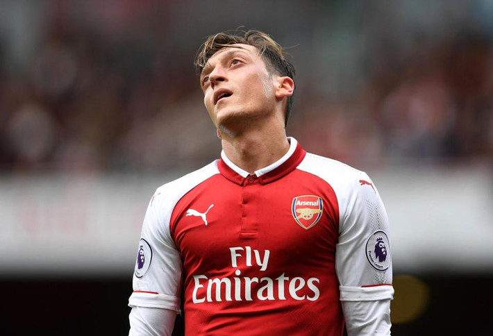Ozil từ chối ký mới, Arsenal rao bán giữa mùa đông: Lần đầu tiên "giáo sư" Wenger" lên tiếng thừa nhận, ông có thể sẽ tống tiễn Mesut Ozil vào tháng 1 tới, nếu anh không ký hợp đồng mới với đội chủ sân Emirates. Trong cuộc trả lời phỏng vấn về chuyển nhượng bóng đá mới đây, đại diện Ozil tiết lộ, các cuộc thương thảo vẫn đang diễn ra và Ozil muốn chơi bóng tại Anh thêm 2, 3 năm nữa.