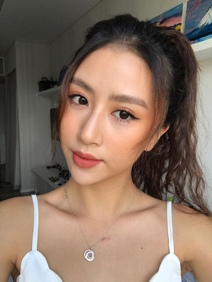 Bên cạnh việc cho rằng Quỳnh An Shyn đã phẫu thuật thẩm mỹ cho chiếc cằm nhọn để có gương mặt thanh thoát, nhiều người cũng cho rằng có thể do giảm cân nên chiếc cằm hot girl 9X này trông dài ra là điều khá dễ hiểu.