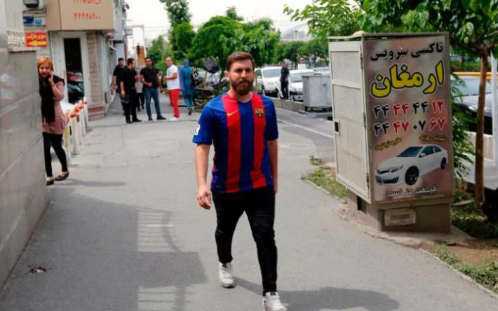 "Messi phiên bản Iran" đi dạo phố trước khi bị bắt. Ảnh trong bài: Telegraph.
