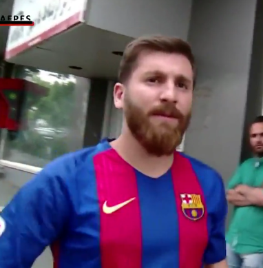 Reza Parastesh năm nay 25 tuổi hiện đang sinh sống và làm việc tại thành phố Hamedan (Iran). Vừa cảnh sát địa phương đã phải ra lệnh bắt khẩn cấp anh chàng này vì gây rối trật tự công cộng. Sự việc xảy ra Parastesh đã hóa trang để có ngoại hình giống Lionel Messi, khiến nhiều người lầm tưởng là ngôi sao bóng đá người Argentina.