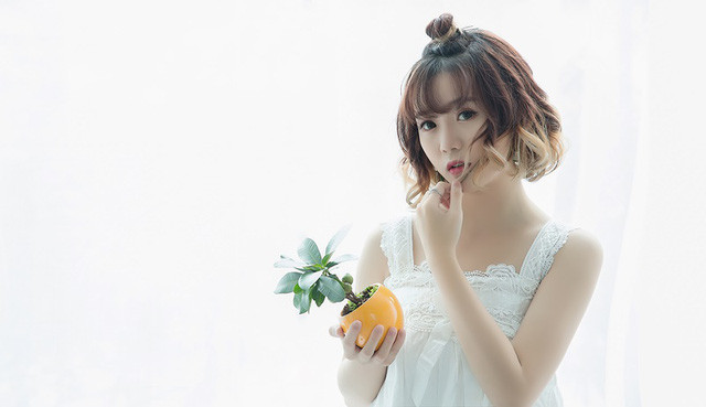 Hơn thế nữa, cô gái này không chỉ tấn công giới game thủ mà gần đây lại vô tình xuất hiện trong một vài clip vui vui khiến nhiều anh chàng phải thốt lên rằng: "ước gì là bạn gái của mình".