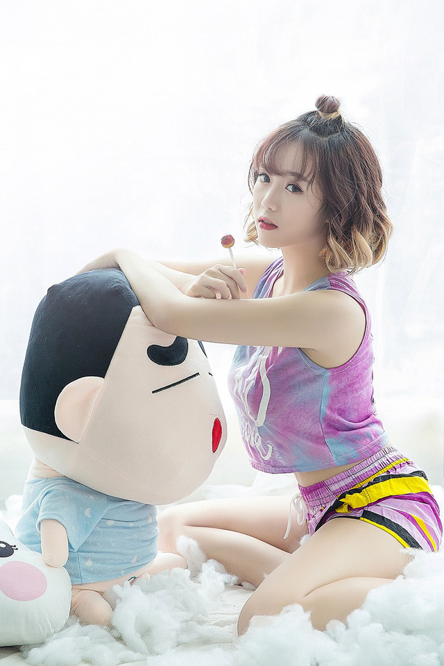 Hoàng Mai Linh được biết đến tới là một nữ streamer Việt không chỉ có tài năng bình luận game mà còn bởi nhan sắc cực xinh đẹp. Mới đây, cô nàng 9X này đã khoe bộ ảnh cực ngọt ngào và dễ thương của mình.