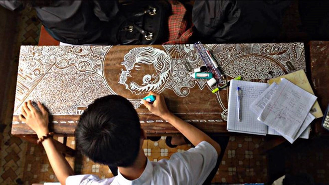 Chỉ với một cây bút xóa, nam sinh Đà Nẵng mới đây đã biến những họa tiết ngoằn ngoèo trở thành những tác phẩm nghệ thuật ngay trên bàn học. Ảnh trong bài: G8 Startup.