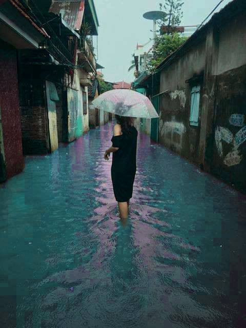Trông như thể cô ấy đang cố vượt qua con sông nhiễm độc với màu nước xanh nhân tạo.