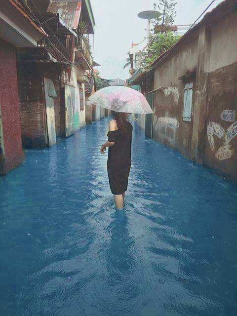Nhìn cô ấy như sắp bơi giữa dòng sông nước xả vải thường được quảng cáo trên sóng truyền hình.