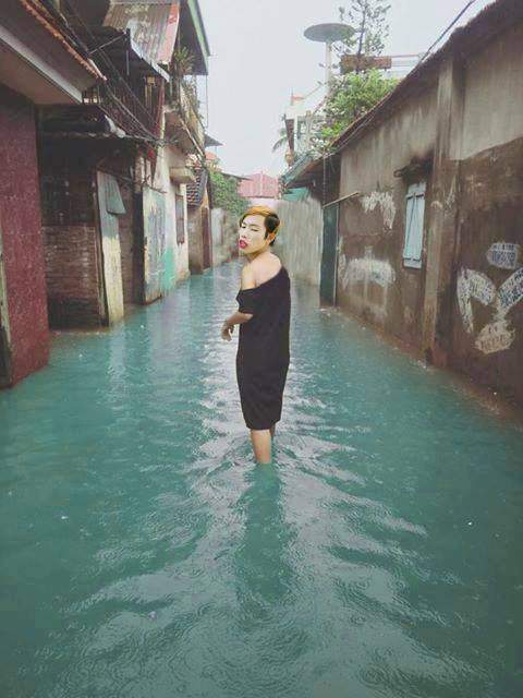 Dường như đọc được suy nghĩ của cô gái khi muốn nhờ chỉnh ảnh nên nhiều dân mạng đã trổ tài photoshop, sáng tạo theo 1.001 phong cách khiến dân mạng cười té giếng.