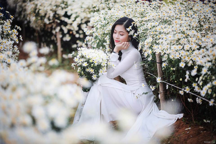 Trong khi nhiều bạn trẻ hiện nay thường có xu hướng thích nhạc sôi động, Kpop, Dance thì cô nàng lại có niềm yêu thích đặc biệt với dân ca trữ tình Bolero. Đặc biệt, cô bạn này có một chất giọng đầy ngọt ngào và "gây thương nhớ" cho người nghe.