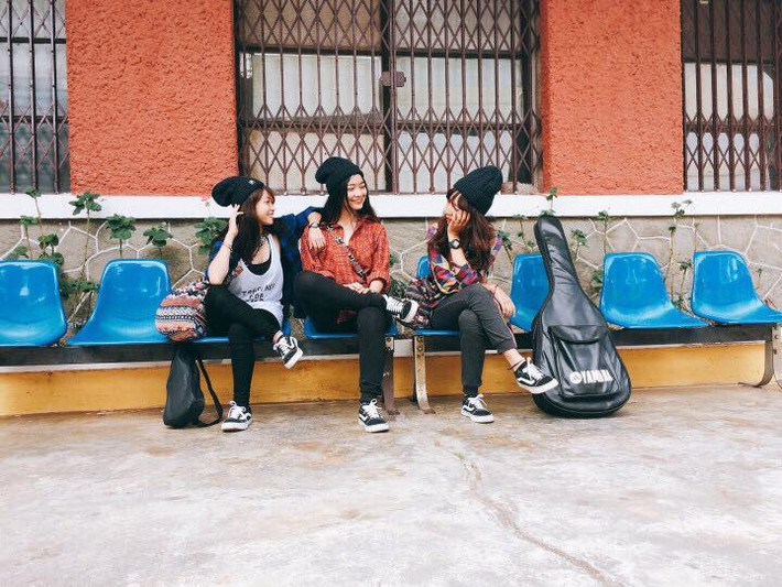 Trước khi đi họ đã nói với nhau rằng "Đi đâu không quan trọng, quan trọng là đi với ai", trong chuyến đi của mình nhóm bộ ba có biệt danh "VCL" (tên viết tắt của 3 người) mặc đồ ton sur ton với nhau và có những bức ảnh long lanh chẳng khác gì tạp chí.