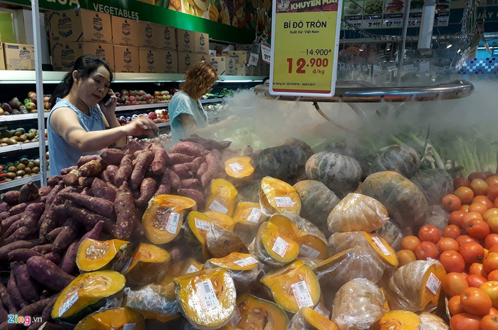 Tại siêu thị Big C trên đường Hoàng Văn Thụ, các mặt hàng được chuẩn bị đầy ắp nhưng lượng khách mua trong sáng 2/1 không đông như các TTTM khác.