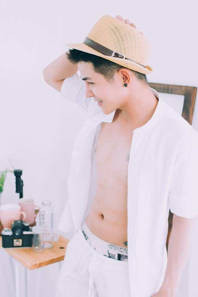 "Khi nhận được quà từ mình họ đã khóc và rất vui đã vậy họ còn xin dùm những người có hoàn cảnh như mình, tuy khó khăn nhưng họ vẫn có tấm lòng yêu thương những người khác. Thật là ngưỡng mộ!" – Minh Quang nhớ lại một trong những kỉ niệm đi từ thiện của mình.
