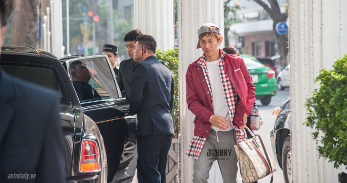 Một thành viên trong đoàn của nam ca sĩ Seung Ri bước xuống từ chiếc Rolls-Royce Phantom.