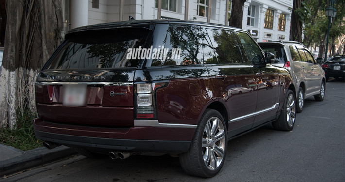 Rolls-Royce Phantom Year of the Dragon 2012 được hãng xe siêu sang Anh quốc sản xuất tổng cộng 33 chiếc dành riêng cho thị trường Trung Quốc nhân năm Nhâm Thìn (2012).