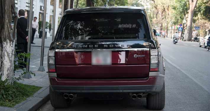 Không chỉ có một mình chiếc Range Rover SVAutobiography, trong đoàn xe đưa đón nam ca sĩ này còn có sự xuất hiện của chiếc sedan siêu sang trọng phiên bản sản xuất giới hạn Rolls-Royce Phantom Year of the Dragon 2012.