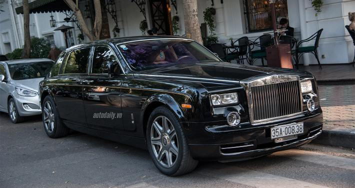 Tại thị trường Trung quốc, một chiếc Rolls-Royce Phantom Rồng có giá khoảng 1,2 triệu USD trong khi tại Việt Nam, xe có giá khoảng 37 tỷ thời điểm lúc bấy giờ. Dưới đây là một số hình ảnh của cặp đôi xe siêu sang đưa đón nam ca sĩ người Hàn Quốc chiều qua (17/2):