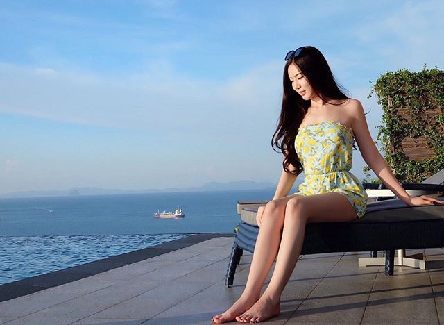 Truy tìm vào trang Instagram cá nhân của nữ thiết kế này, người ta luôn phải trầm trồ trước nhan sắc và thần thái mỗi khi xuất hiện của cô nàng này.