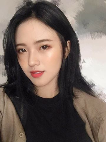 Đại học Kinh tế Quốc dân là ngôi trường nổi tiếng thủ đô, không chỉ bởi thành tích học của các sinh viên mà còn bởi nơi đây sản sinh ra rất nhiều trai xinh, gái đẹp. Cái tên gần đây nhất được phát hiện đó là Phạm Thị Thanh Mỹ. Ảnh trong bài: Facebook nhân vật.