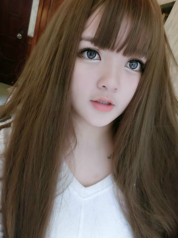 Trần Huyền được biết đến là cô em gái ruột sở hữu nhan sắc chẳng kém cạnh của Hoa hậu Thể thao 2007 Trần Thị Quỳnh.