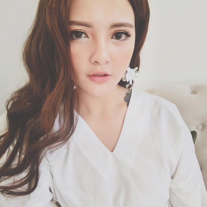 Tuy nhiên, với tình yêu cực lớn với thời trang, Trần Huyền đã khước từ mọi lời đề nghị để bước chân vào ngành giải trí và tập trung để trở thành một nhà thiết kế.